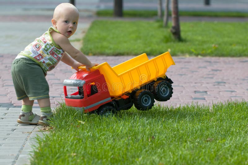 Caminhão De Brinquedo Descarrega Os Detalhes Dos Blocos Em Um Fundo Rosa  Foto Royalty Free, Gravuras, Imagens e Banco de fotografias. Image 118776351