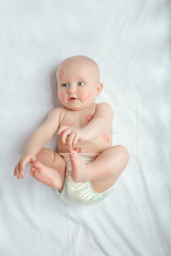 Bebê Engraçado Usando Fralda Tocando Um Cobertor Branco De Malha Em Um  Berçário Ensolarado Uma Criança Adorável Com Beijos Vermel Foto de Stock -  Imagem de caucasiano, pele: 137478054