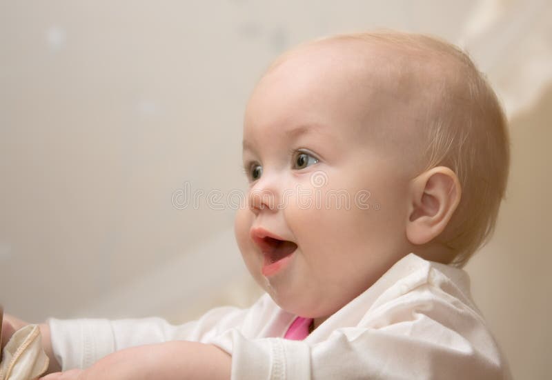 Feliz Bebê Loira Com Duas Pequenas Tranças Em Camiseta Branca E Um Kit De  Calças Jeans Sentado Sobre O Fundo Da Grama Verde Foto de Stock - Imagem de  pouco, inocência: 143643548