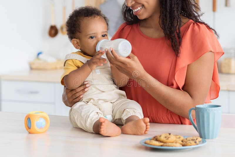 Foto Recortada De Uma Garota Americana Positiva Desfruta De Um