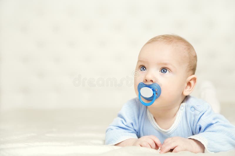 Bebê menino com fantasia engraçada de grandes dimensões em branco