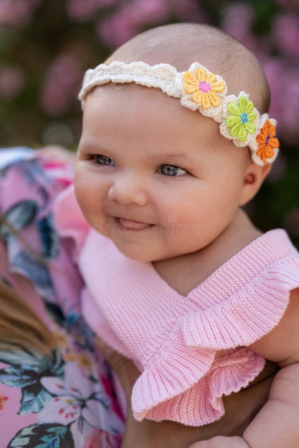 Bebê Recém-nascido Com Roupas Cor-de-rosa E Acessório Da Cabeça Entre  Flores Foto de Stock - Imagem de cara, beleza: 190898364