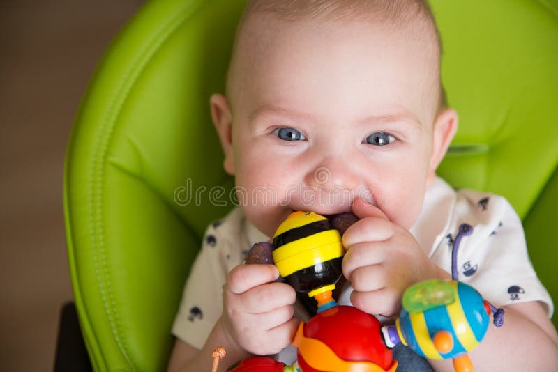 Beb? feliz, ni?o infantil lindo que juega con el juguete de Teether, retrato sonriente del muchacho fotografía de archivo libre de regalías Beb? feliz, ni?o infantil lindo que juega con el juguete de Teether, retrato sonriente del muchacho fotografía de archivo libre de regalías