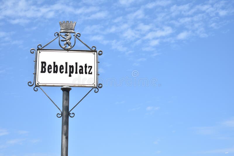 Bebelplatz подписывает внутри Mitte, Берлин стоковые изображения Bebelplatz подписывает внутри Mitte, Берлин стоковые изображения