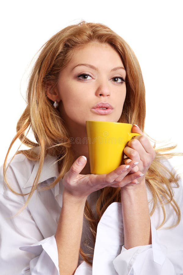 Jovem a beber fotos de stock