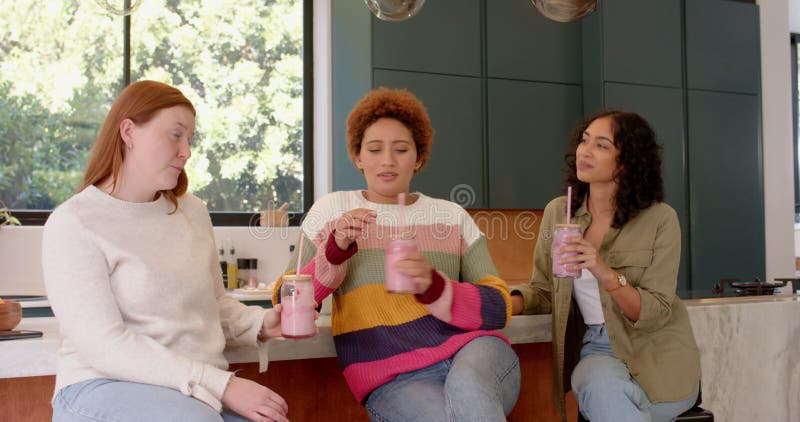 Beber suavidades, diversas amigas pasean el rato y conversan en la cocina almacen de video