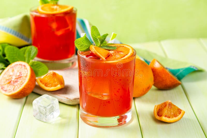 Bebida alaranjada ensanguentado e ingredientes imagens de stock Bebida alaranjada ensanguentado e ingredientes imagens de stock