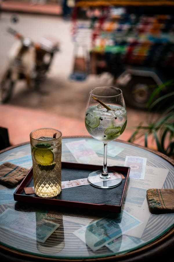 Bebida alcohólica con el limón y el hielo en una tabla vieja de los glas fotos de archivo libres de regalías Bebida alcohólica con el limón y el hielo en una tabla vieja de los glas fotos de archivo libres de regalías
