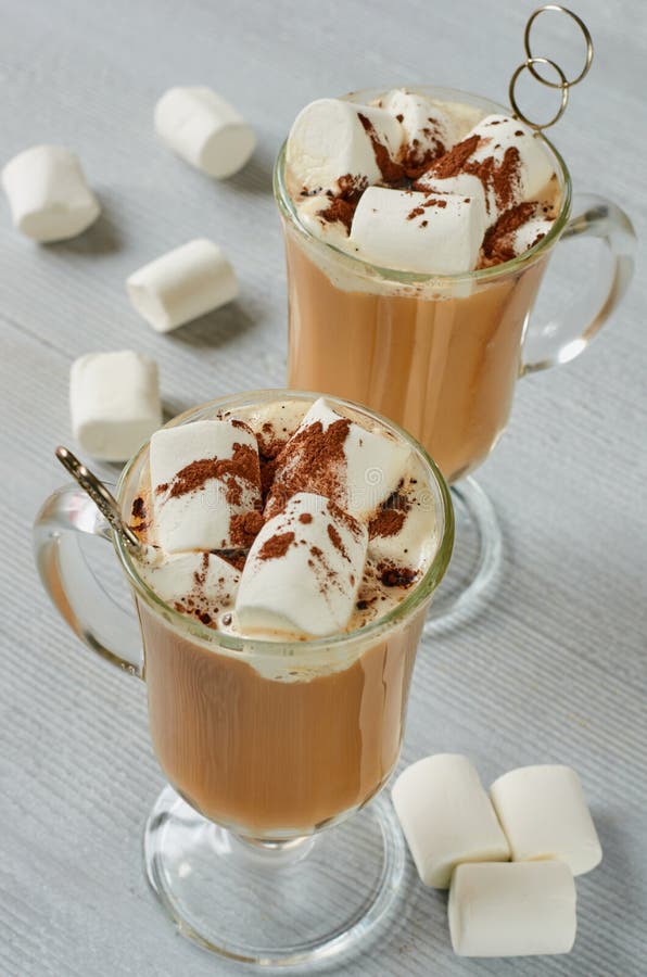 Bebida caliente tradicional del invierno o cóctel sano de la Navidad - latte o cacao picante con el polvo y las melcochas del cho fotos de archivo libres de regalías Bebida caliente tradicional del invierno o cóctel sano de la Navidad - latte o cacao picante con el polvo y las melcochas del cho fotos de archivo libres de regalías