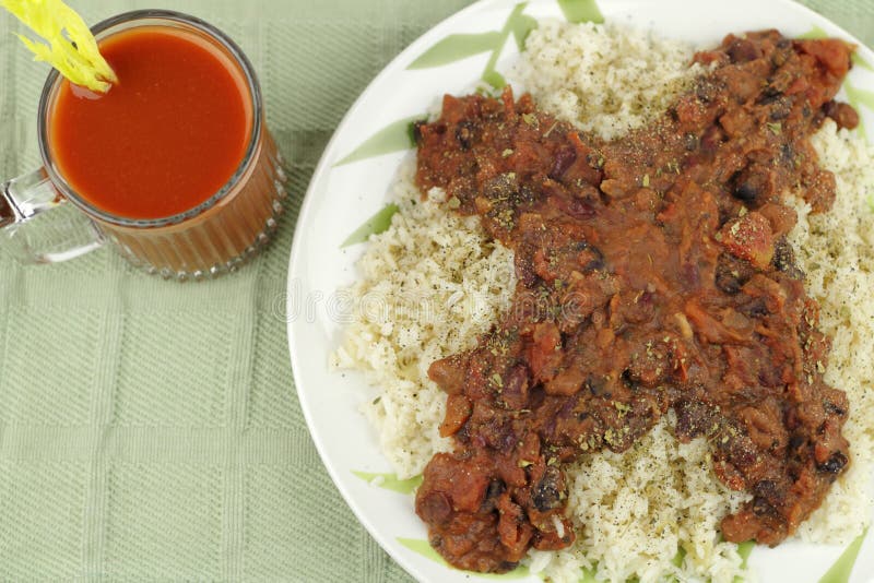 Bebida con las habas, el arroz y el tomate imagen de archivo Bebida con las habas, el arroz y el tomate imagen de archivo