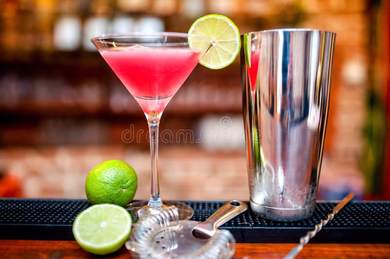 A bebida cosmopolita do cocktail no casino e na barra serviu com cal