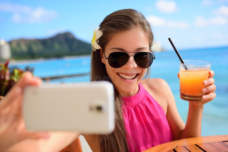Bebida de consumición de la mujer de Selfie en la barra de las vacaciones de la playa fotografía de archivo libre de regalías