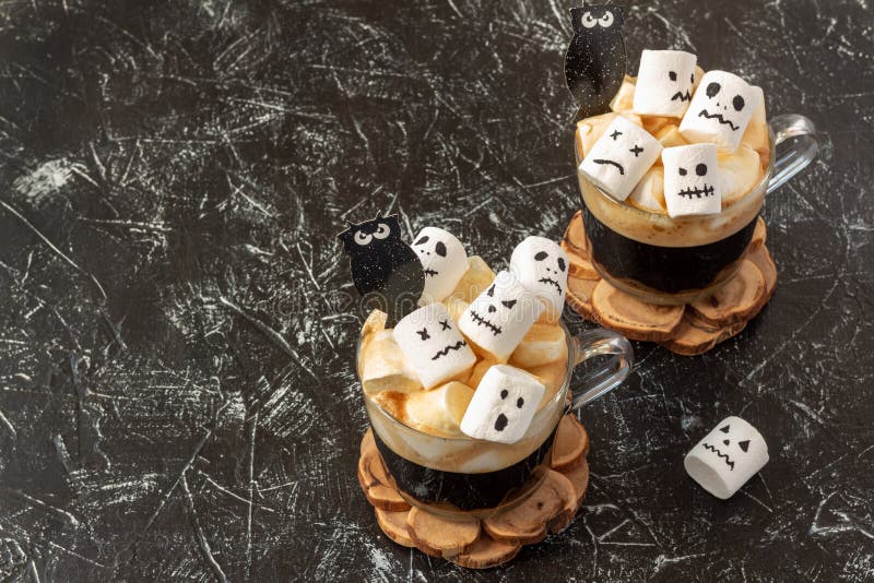 Rostos Assustadores Monstros De Marshmallow Em Xícara De Café Para  Halloween Foto de Stock - Imagem de conceito, monstro: 199278486