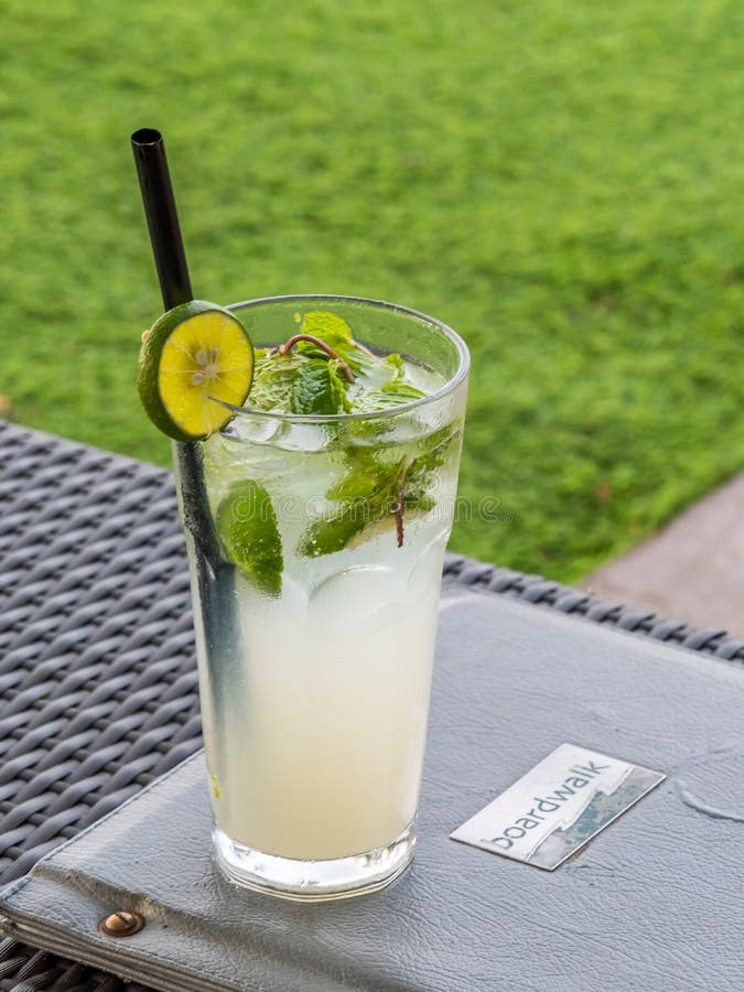 Bebida de refrescamento após um dia na praia em Bali imagens de stock Bebida de refrescamento após um dia na praia em Bali imagens de stock