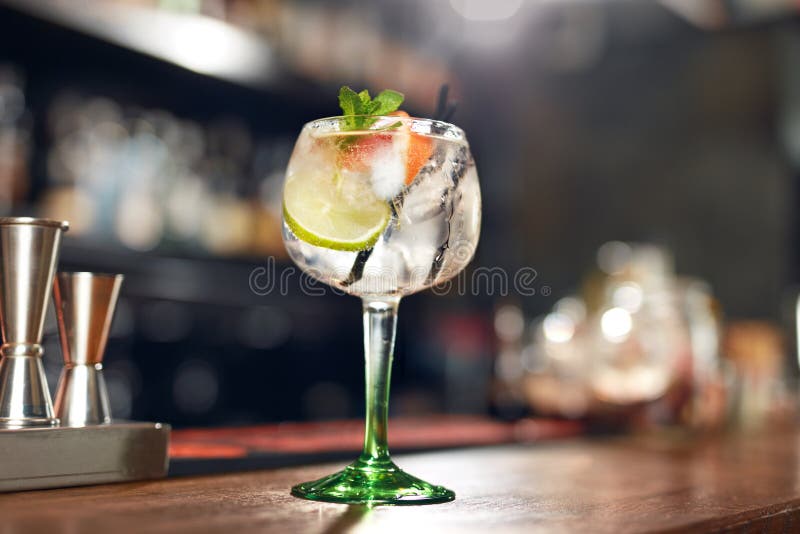 Bebida do cocktail no fim da barra acima Cocktail do tônico da gim fotos de stock Bebida do cocktail no fim da barra acima Cocktail do tônico da gim fotos de stock