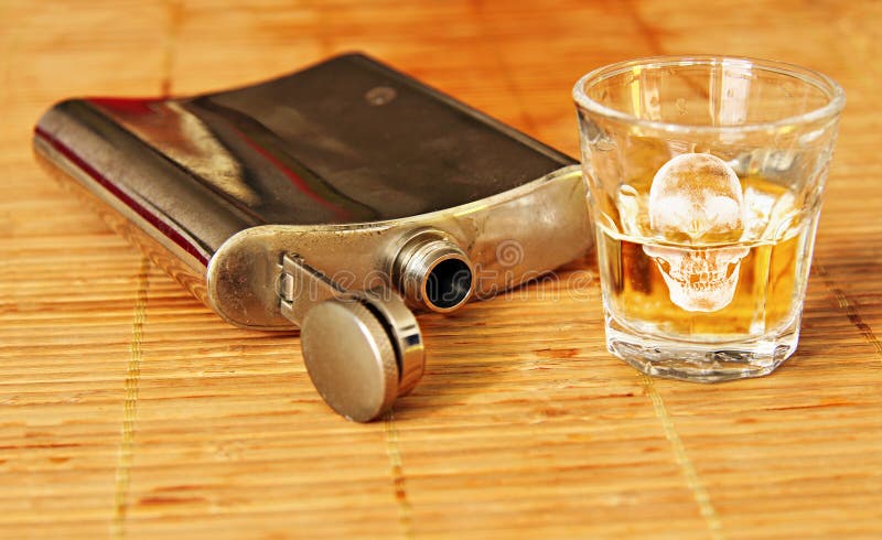 Bebida do álcool com garrafa de aço fotografia de stock Bebida do álcool com garrafa de aço fotografia de stock