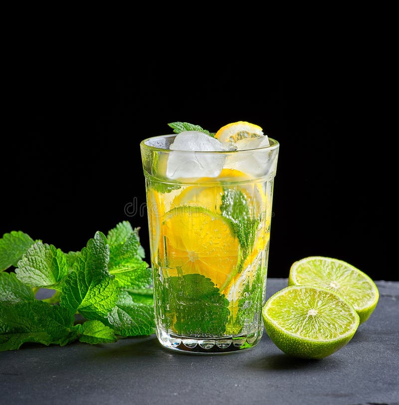 bebida fria feita das partes de limão, de cal e de folhas da hortelã verde em um vidro com gotas da água imagens de stock royalty free bebida fria feita das partes de limão, de cal e de folhas da hortelã verde em um vidro com gotas da água imagens de stock royalty free