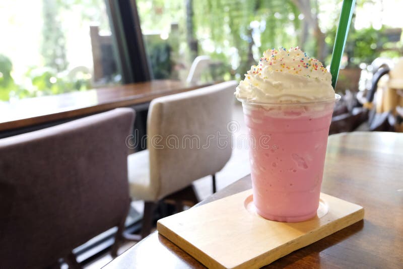 Bebida fría de la leche del rosa para el verano leche fresca y pan de la fresa fría tan deliciosa, dulce con crema azotada mullid fotografía de archivo libre de regalías Bebida fría de la leche del rosa para el verano leche fresca y pan de la fresa fría tan deliciosa, dulce con crema azotada mullid fotografía de archivo libre de regalías