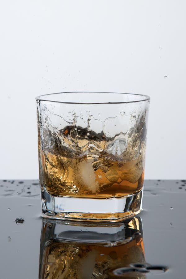 Bebida irlandesa, Bourbon o Scotch después de un duro día de trabajo imagen de archivo Bebida irlandesa, Bourbon o Scotch después de un duro día de trabajo imagen de archivo