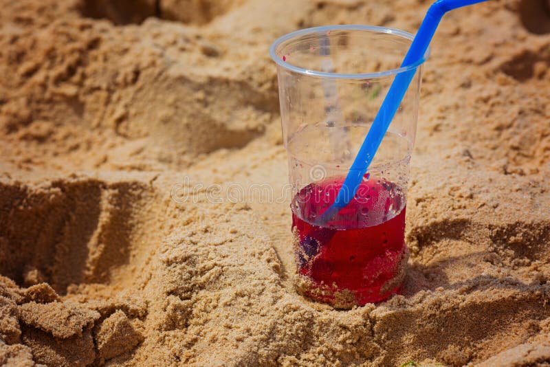 Bebida roja, dulce, fresca en el verano para todo el mundo en la playa, la tarde durante los días de fiesta imagenes de archivo Bebida roja, dulce, fresca en el verano para todo el mundo en la playa, la tarde durante los días de fiesta imagenes de archivo