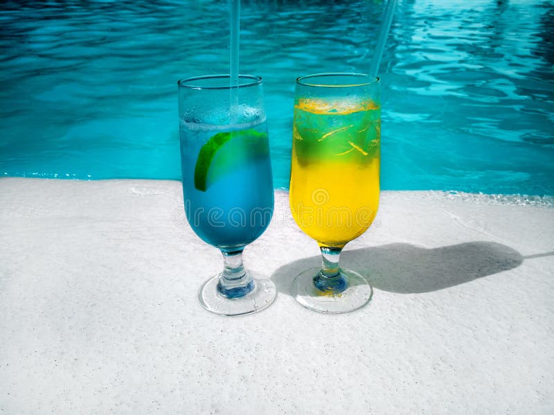 Bebida sana en una playa del Caribe PDA de la piña y del coco en la playa entre las palmeras y piscina