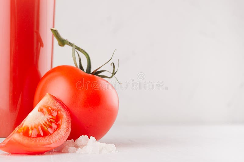 Bebida vermelha fresca do tomate e tomates polpudos com parte suculenta, palha, sal na tabela de madeira branca macia clara, espa fotos de stock Bebida vermelha fresca do tomate e tomates polpudos com parte suculenta, palha, sal na tabela de madeira branca macia clara, espa fotos de stock