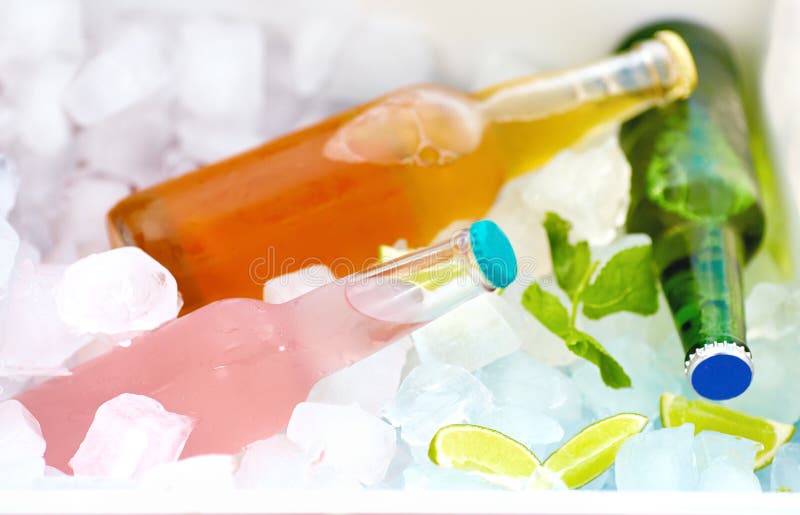 Bebidas coloridas refrigeradas na caixa de gelo Partido do verão