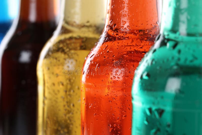 Bebidas de la soda con cola en botellas imagen de archivo libre de regalías Bebidas de la soda con cola en botellas imagen de archivo libre de regalías
