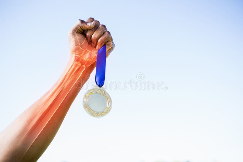 Bebouwd beeld die van sportsperson gouden medaille houden royalty-vrije stock fotografie Bebouwd beeld die van sportsperson gouden medaille houden royalty-vrije stock fotografie