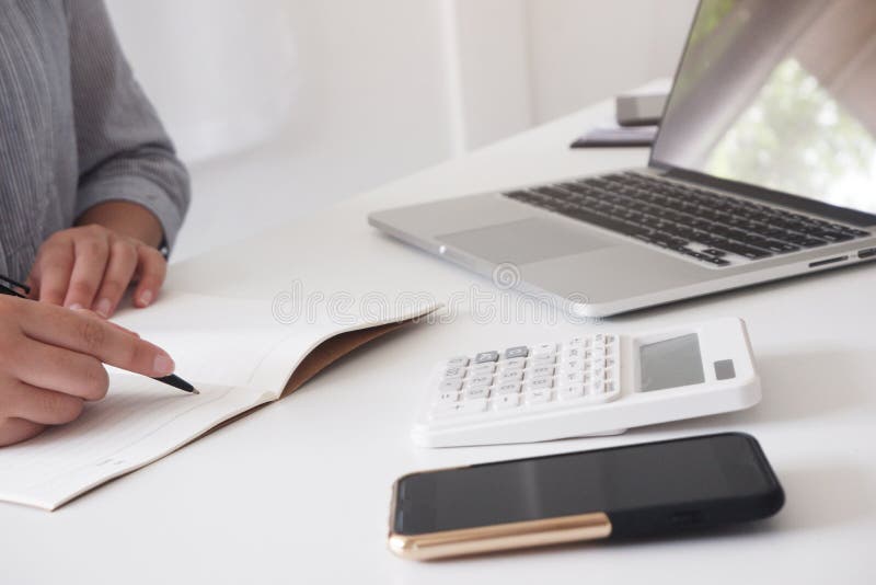 Bebouwd beeld van professionele onderneemster die op haar kantoor via laptop jonge vrouwelijke manager werken die draagbaar compu royalty-vrije stock afbeeldingen Bebouwd beeld van professionele onderneemster die op haar kantoor via laptop jonge vrouwelijke manager werken die draagbaar compu royalty-vrije stock afbeeldingen