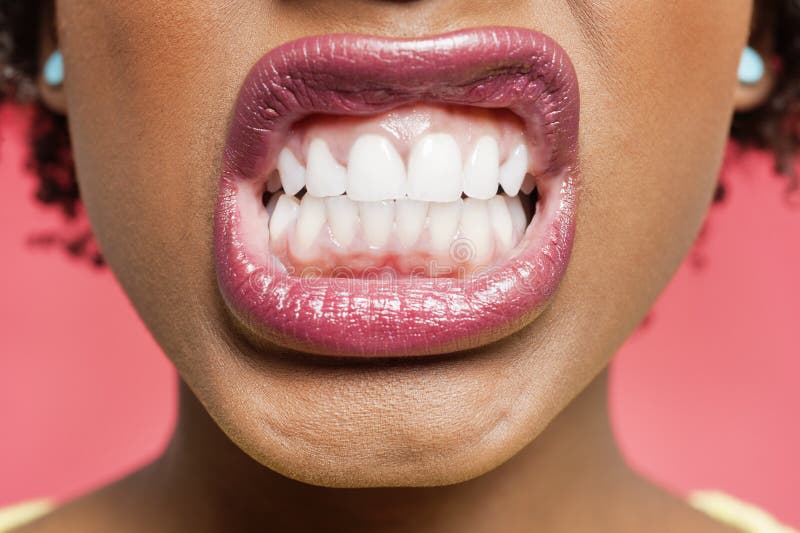 Bebouwd beeld van vrouw die tanden dichtklemmen