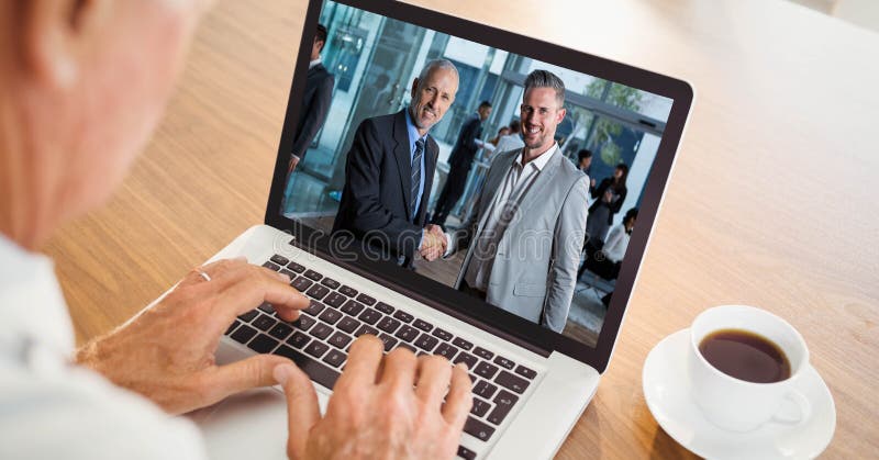 Bebouwd beeld van zakenman videoconfereren met collega's op laptop stock fotografie Bebouwd beeld van zakenman videoconfereren met collega's op laptop stock fotografie
