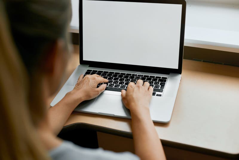 Bebouwd portret van het vrouwelijke werknemer typen op toetsenbord op generische laptop, stock foto Bebouwd portret van het vrouwelijke werknemer typen op toetsenbord op generische laptop, stock foto