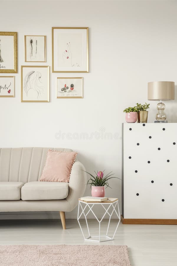 Bebouwde foto van een bank, een moderne koffietafel, schilderijen en lamp stock afbeelding Bebouwde foto van een bank, een moderne koffietafel, schilderijen en lamp stock afbeelding