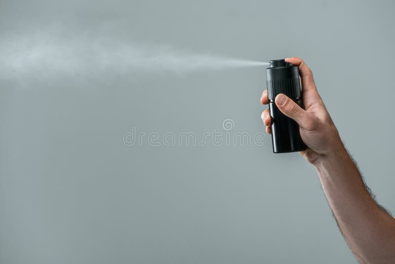 bebouwde mening van mensen bespuitende deodorant, royalty-vrije stock afbeelding bebouwde mening van mensen bespuitende deodorant, royalty-vrije stock afbeelding