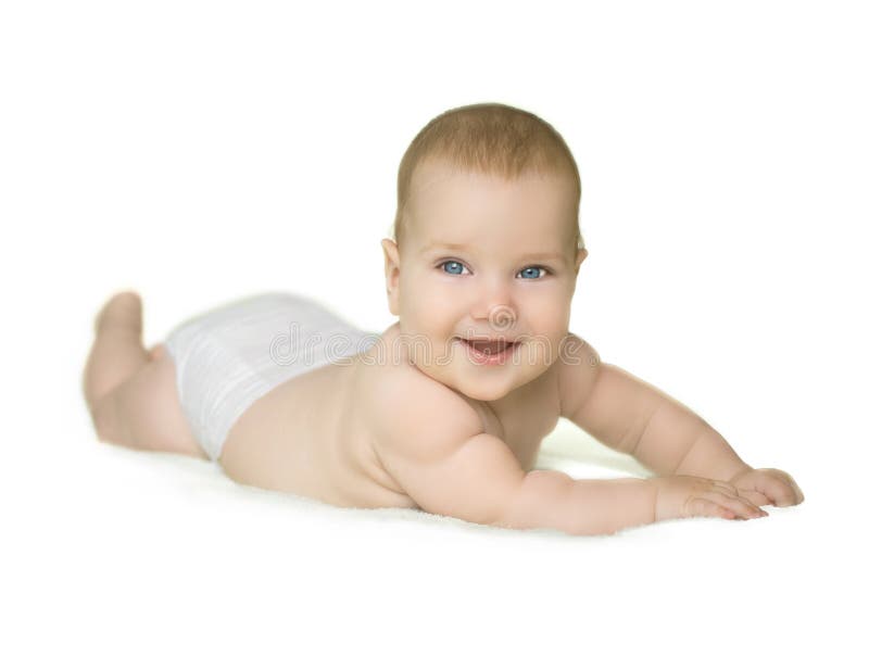 Bebé adorable con los ojos azules que ríe y que miente en el estómago en el pañal que lleva del lecho aislado en el fondo blanco imágenes de archivo libres de regalías Bebé adorable con los ojos azules que ríe y que miente en el estómago en el pañal que lleva del lecho aislado en el fondo blanco imágenes de archivo libres de regalías