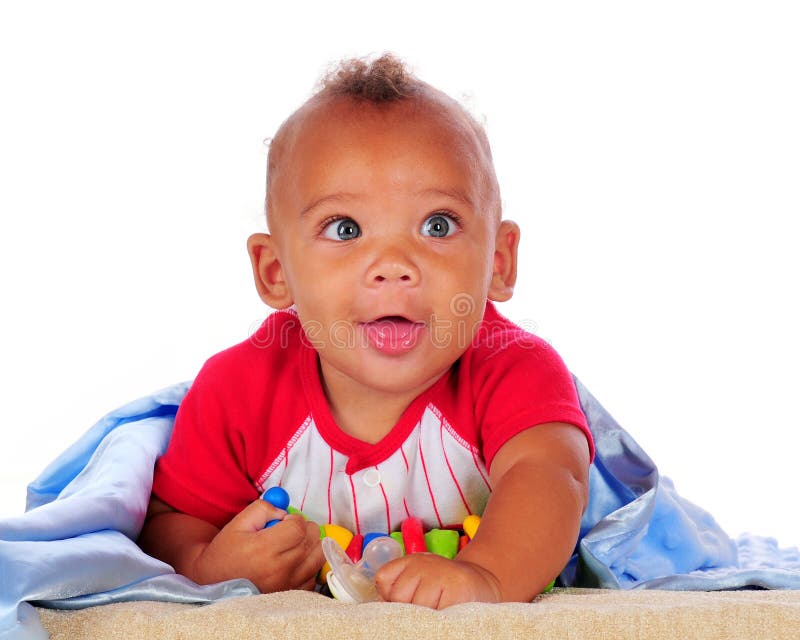 Bebé Biracial con los ojos grandes, azules