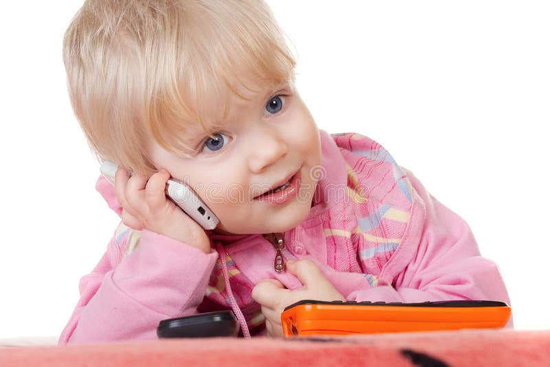 Bebé bonito que fala no telefone móvel imagem de stock Bebé bonito que fala no telefone móvel imagem de stock