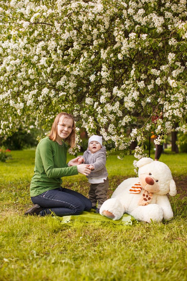 Bebé con la madre en el parque en los rayos de la puesta del sol Niño con la mamá en la naturaleza al aire libre Contraluz Escena fotos de archivo libres de regalías Bebé con la madre en el parque en los rayos de la puesta del sol Niño con la mamá en la naturaleza al aire libre Contraluz Escena fotos de archivo libres de regalías