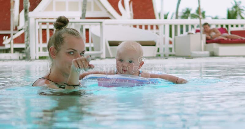 Bebé con mamá en la piscina