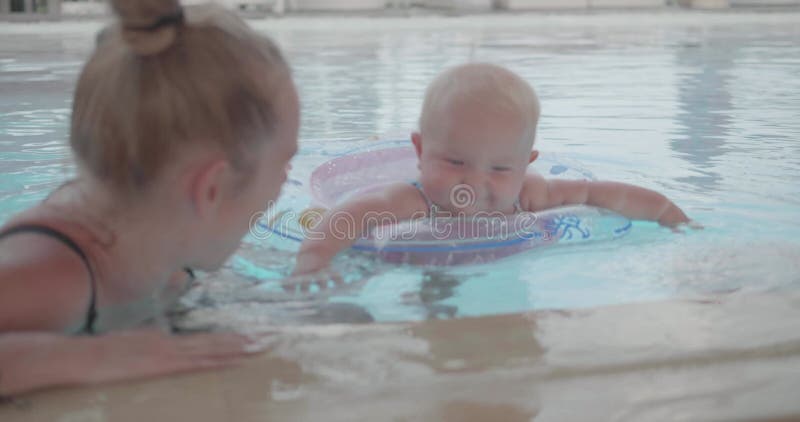 Bebé con mamá en la piscina