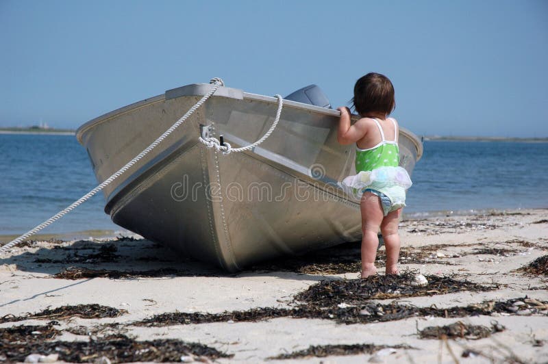 Bebé con un barco fotografía de archivo libre de regalías