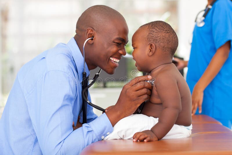 Bebé africano del doctor