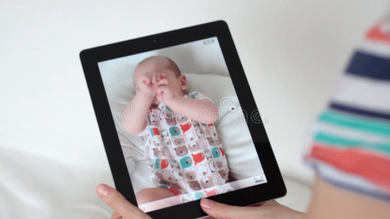 Bebé de la película con la tableta digital