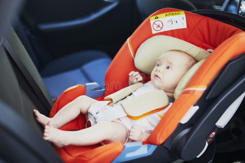 Bebé de 2 meses en asiento de carro imagen de archivo libre de regalías Bebé de 2 meses en asiento de carro imagen de archivo libre de regalías