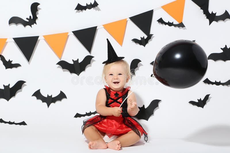 Bebé en el traje de Halloween fotografía de archivo libre de regalías Bebé en el traje de Halloween fotografía de archivo libre de regalías