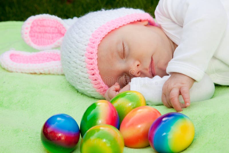 Bebé en un sombrero del conejito con los huevos de Pascua imágenes de archivo libres de regalías Bebé en un sombrero del conejito con los huevos de Pascua imágenes de archivo libres de regalías