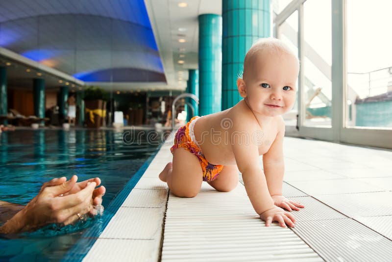Bebé encantador sonriente en piscina fotografía de archivo libre de regalías Bebé encantador sonriente en piscina fotografía de archivo libre de regalías