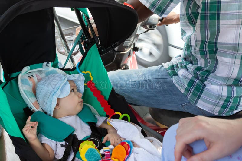 Bebé infantil en asiento del cochecito en la cuna de la motocicleta Concepto de la inseguridad Montar a caballo del peligro Taxi imágenes de archivo libres de regalías Bebé infantil en asiento del cochecito en la cuna de la motocicleta Concepto de la inseguridad Montar a caballo del peligro Taxi imágenes de archivo libres de regalías