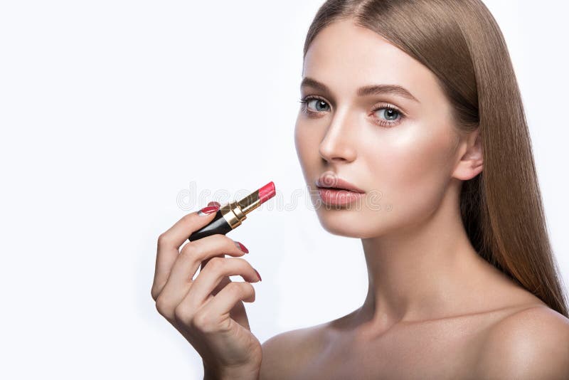 Bebé joven encantador con maquillaje del lápiz labial y de la luz imagenes de archivo